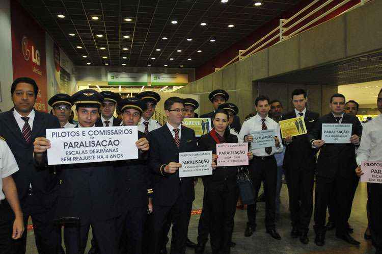 Aeroporto JK: braços cruzados e cartazes para protestar