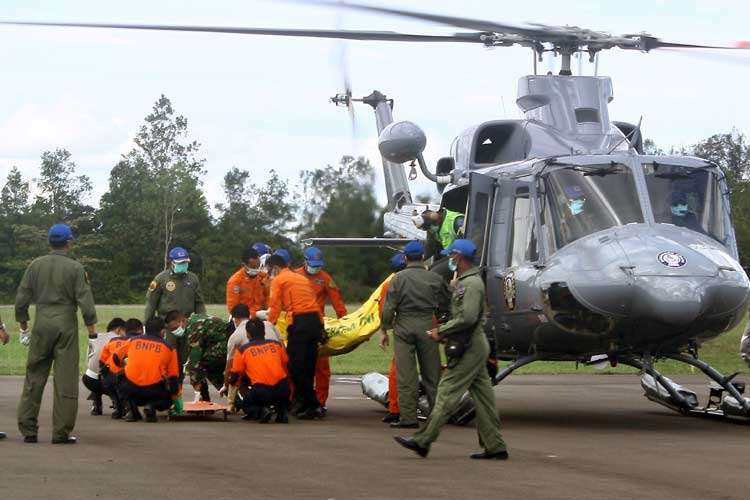 AirAsia: encontrados cinco corpos em assentos, com cintos de segurança