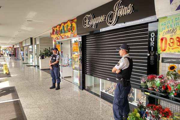 Joalheria fica ao lado de um mercado e uma loja de roupas infantil