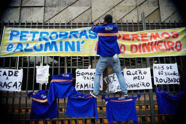 Sem receber, trabalhadores de empresa do Comperj protestam e contam dificuldades