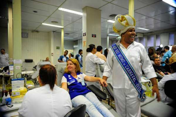 Integrantes da Escola de Samba Vila Isabel participam do lançamento da campanha %u201CVista a fantasia da solidariedade%u201D. A ação objetiva reforçar os estoques de sangue para o carnaval