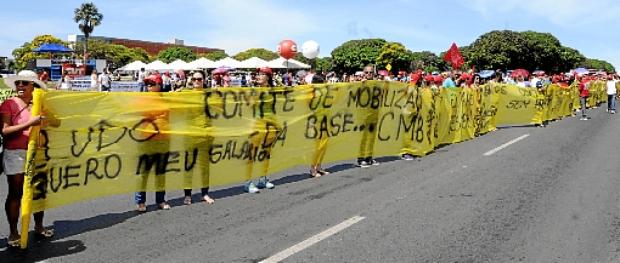 Nas inúmeras manifestações realizadas em frente ao Palácio do Buriti, o pedido do não escalonamento dos salários é constante