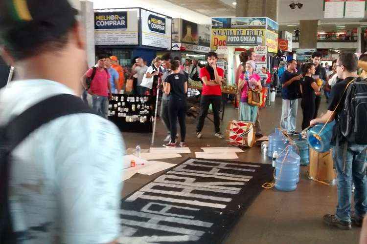 Manifestantes se aglomeram perto da estação do metrô na Rodoviária do Plano