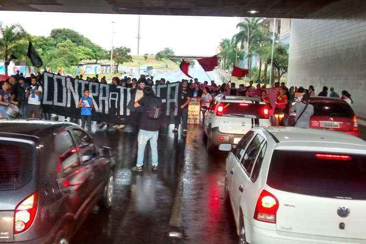 Grupo chegou a fechar o Eixo Monumental no sentido Torre de TV