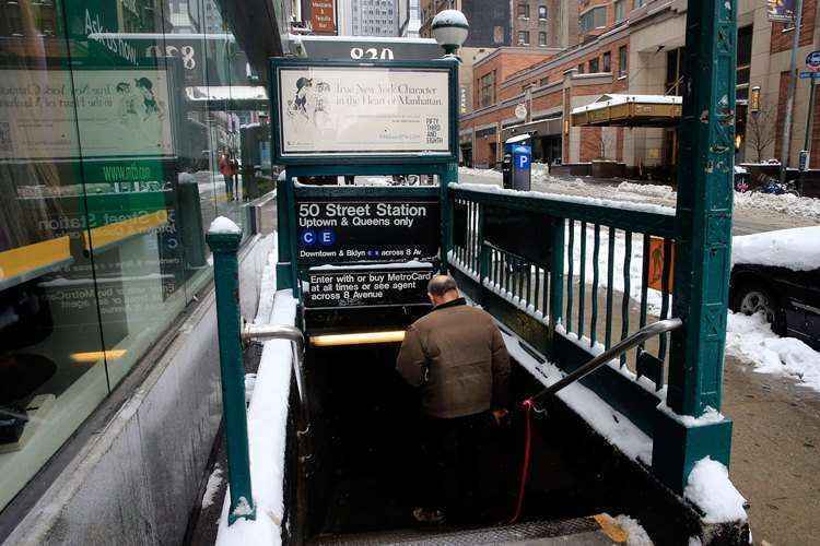 Estação do metrô aberta após trégua da tempestade de neve