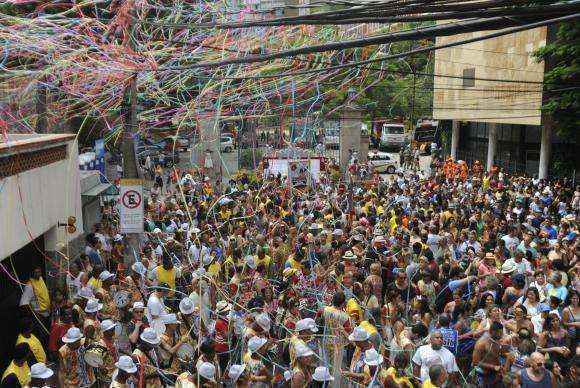 Blocos de rua devem ser acompanhados por 200 mil foliões de hoje até domingo no Rio