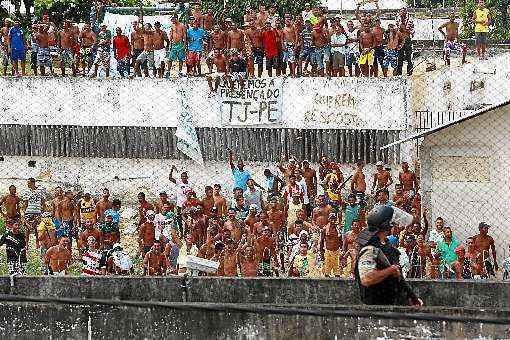 Rebelião no Presídio de Curado: presos têm de pagar R$ 40 por semana para receberem proteção 