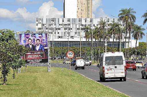 O Iphan notificou os responsáveis pelo outdoor em frente ao Centro de Convenções para que seja retirado