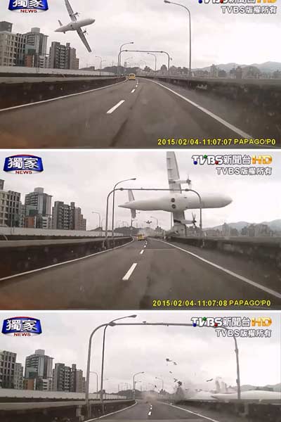 Imagens obtidas pela TVBS Taiwan mostra o avião voando baixo, batendo e uma ponte e, por fim, caindo em um rio