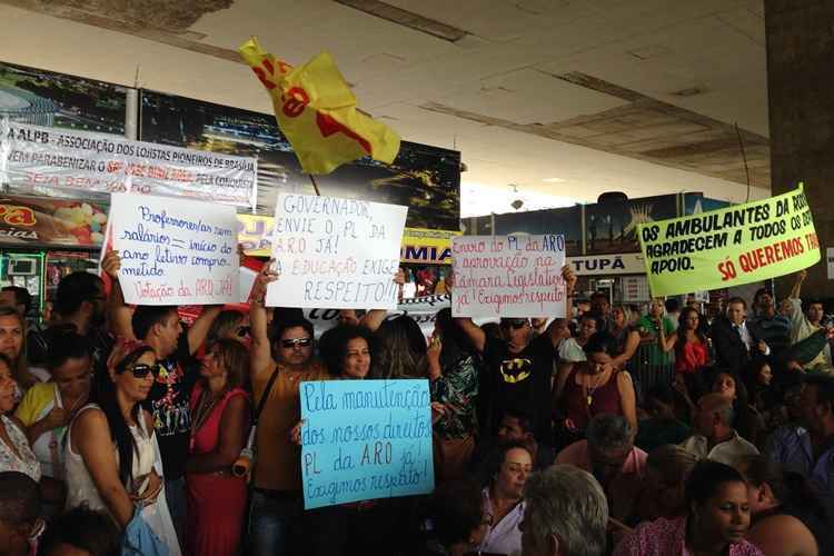 Servidores da Educação e vendedores ambulantes erguem cartazes com reivindicações