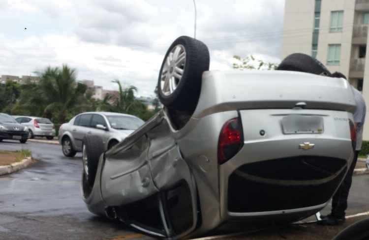 Carro capotou no balão que dá acesso à parte residencial da 310 Norte