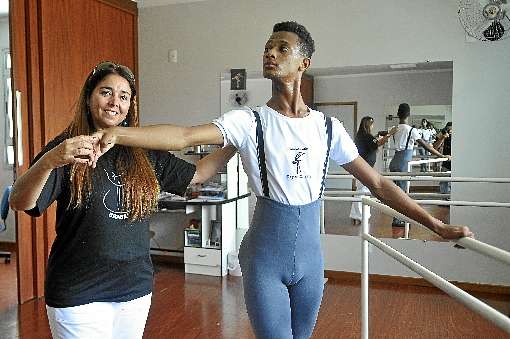 O jovem bailarino com a professora e coreógrafa Regina Corvello: incentivadora e descobridora de talentos