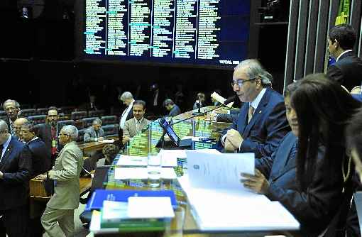 O presidente da Câmara, Eduardo Cunha, promete instalar a CPI da Petrobras da Casa hoje: além de lidar com a oposição, o Planalto precisa domar deputados da própria base