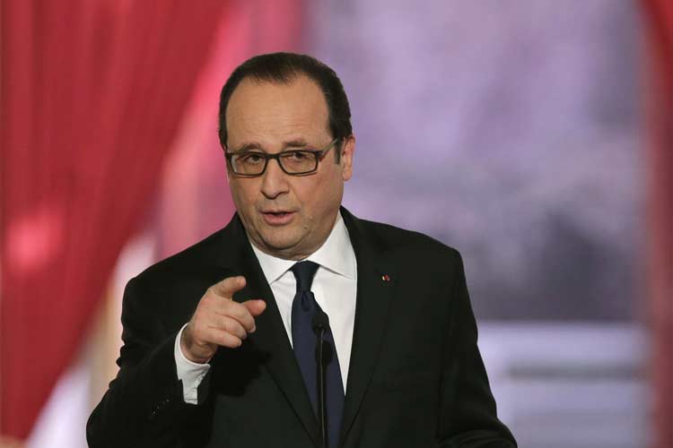 Presidente François Hollande responde a uma pergunta durante uma coletiva de imprensa no Palácio do Eliseu, em Paris