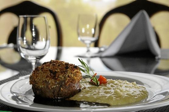 O medalhão de filé-mignon com risoto de grana padana faz parte do cardápio tradicional do Bottarga, e será oferecido à noite, durante o festival