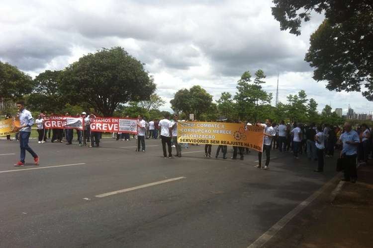 Servidores do Ministério Público fecharam o Eixo Monumental por cerca de 20 minutos