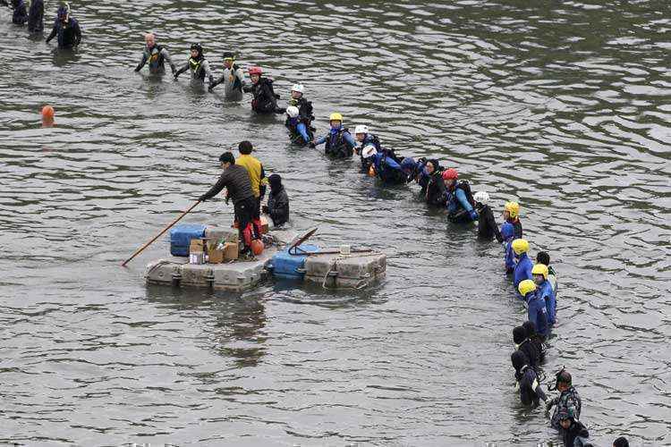 Serviço de emergência realiza operações de busca na água próximo do local do acidente da TransAsia