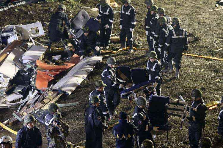 Equipes de resgate retiram do rio os destroços do avião TransAsia