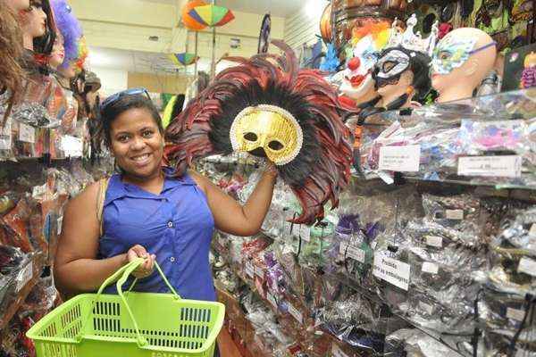 Entre as compras de Débora Batista, adereços de cabeça, máscaras e gargantilhas: 