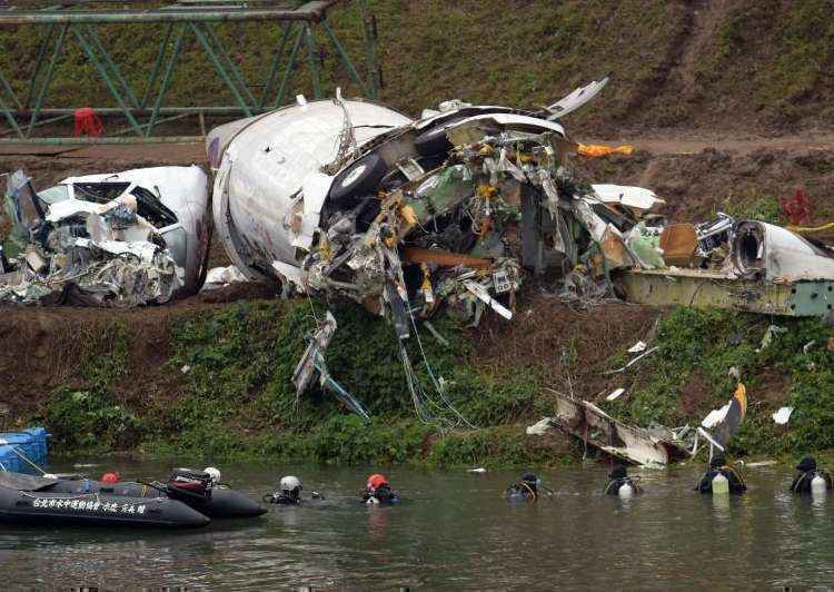 Autoridades faz resgate depois da queda do avião, que transportava 53 passageiros, em um rio de Taiwan