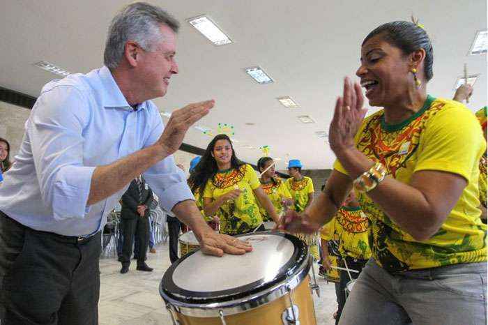 Rollemberg batuca com integrante do Asé Dudu: com financiamento privado, só os blocos sairão