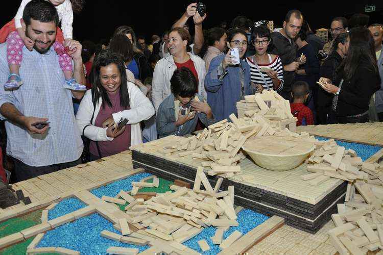 Maquete de Brasília feita de biscoitos é devorada por 200 pessoas no CCBB