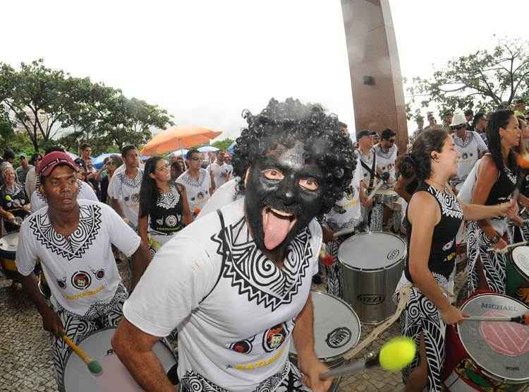 Chuva não atrapalha e cerca de duas mil pessoas vão às ruas