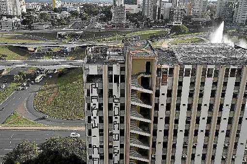 Enquanto não se decide o que será feito do prédio abandonado, o antigo Torre Palace Hotel se tornou um reduto de violência e drogas no centro de Brasília