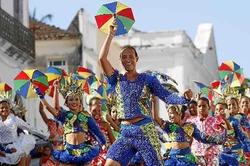 No Recife, folióes foram às ruas ontem para comemorar o dia do frevo. Não há previsão de racionamento na cidade