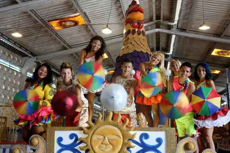 No Recife, os últimos preparativos no galpão do Galo da Madrugada: festa no sábado