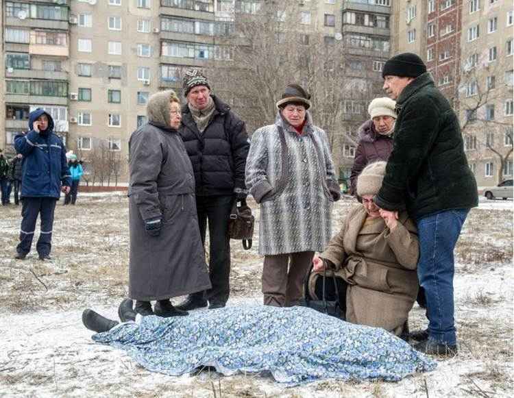 Familiares choram diante de corpo de vítima de ataque com foguetes em Kramatorsk, a 70km de Donetsk