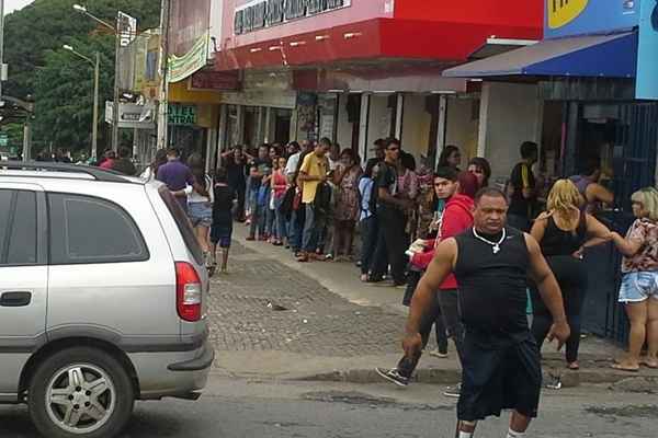 Sem salários, terceirizados do sistema de bilhetagem interrompem o serviço