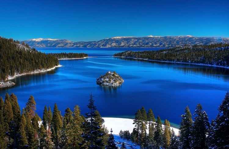 A chegada a Lake Tahoe já encanta. Durante o trajeto do aeroporto para o centro, que dura em média 40 minutos, é possível ver montanhas, árvores, casas e carros cobertos de neve