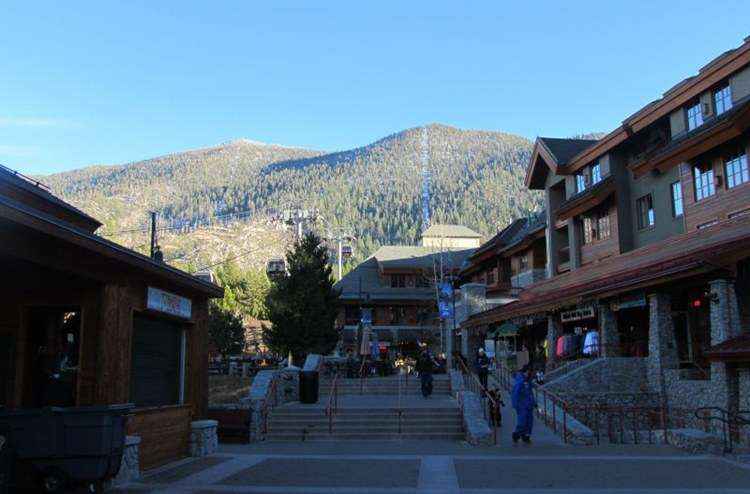 A chegada a Lake Tahoe já encanta. Durante o trajeto do aeroporto para o centro, que dura em média 40 minutos, é possível ver montanhas, árvores, casas e carros cobertos de neve