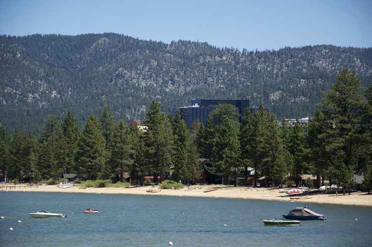 A chegada a Lake Tahoe já encanta. Durante o trajeto do aeroporto para o centro, que dura em média 40 minutos, é possível ver montanhas, árvores, casas e carros cobertos de neve