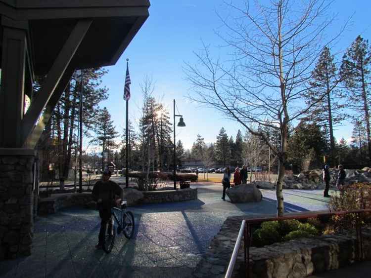 A chegada a Lake Tahoe já encanta. Durante o trajeto do aeroporto para o centro, que dura em média 40 minutos, é possível ver montanhas, árvores, casas e carros cobertos de neve