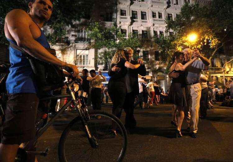 O verão em Buenos Aires fustiga e o clima nem sequer fica próximo do friozinho gostoso do resto do ano. As temperaturas na capital, nesta época, são altas