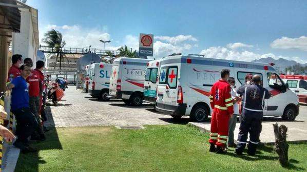 Ambulâncias a espera dos feridos no Aeroporto Eurico Salles em Vitória