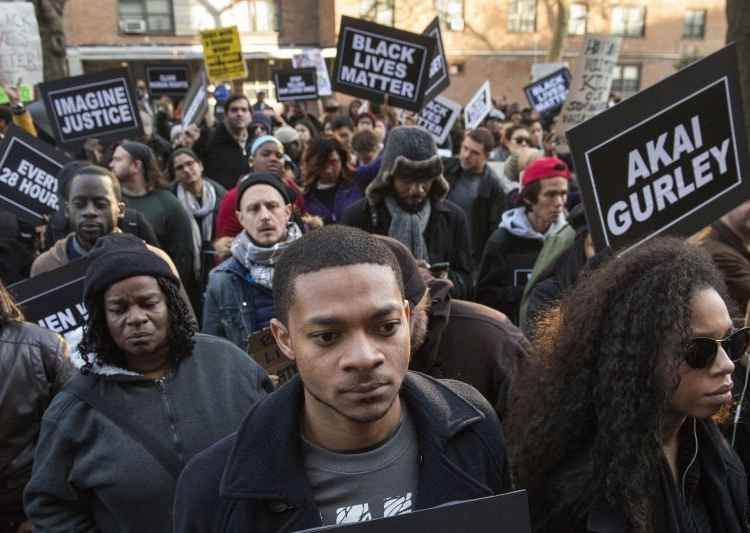 Protestantes pedindo justiça em frente ao departamento de polícia de Nova York, em dezembro de 2014