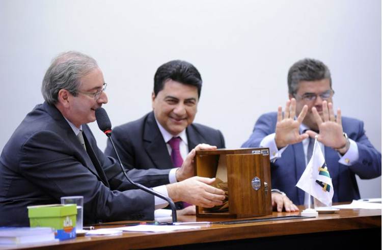 O deputado Eduardo Cunha, em reunião da bancada do PMDB na Câmara: o governo é refém do partido, que comanda as duas Casas do Congresso