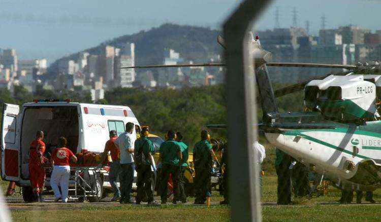 Equipes de salvamento e ambulâncias atenderam os feridos que chegaram à costa após o acidente. Incidente arranha ainda mais a imagem da estatal