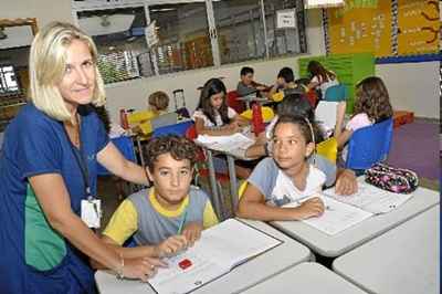 A professora Kaelly Ornelas com os alunos Lucca, 9, e Ana Sofia, 10: avaliações individuais são substituídas por trabalhos em grupo