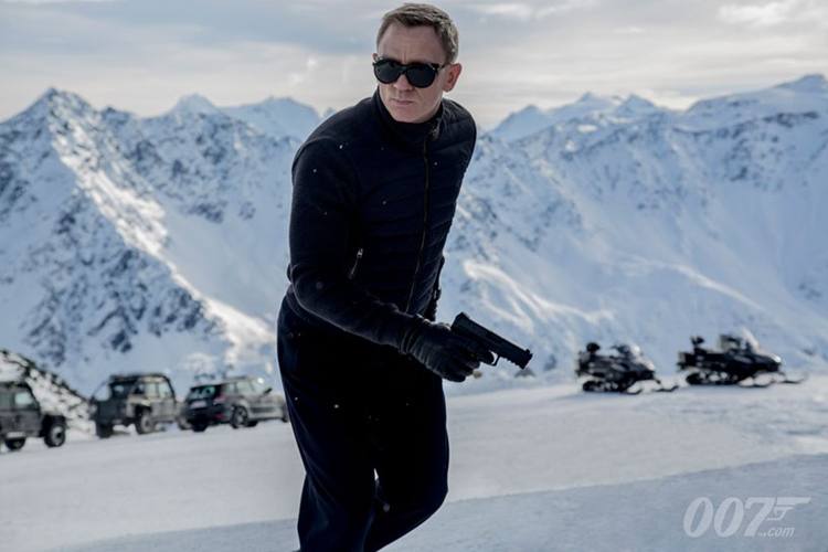 Na imagem, Daniel Craig mais uma vez na pele do 007