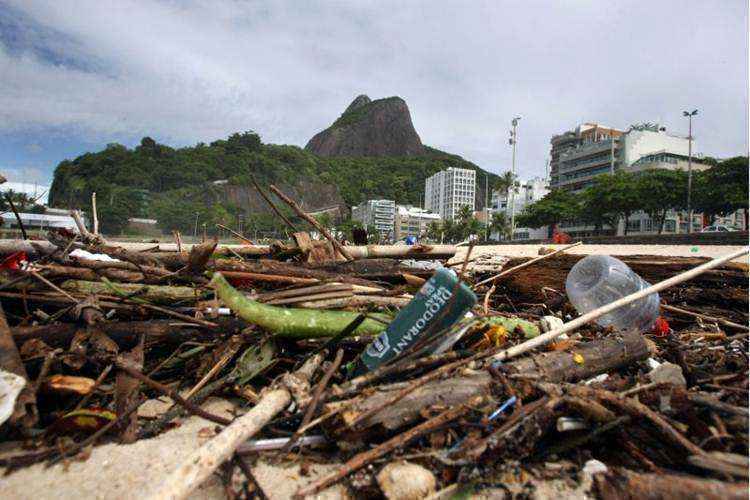 Praia de Copacabana: Brasil entre os 20 que mais lançam plástico no mar