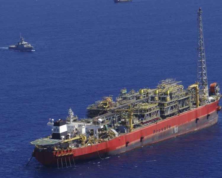 Petroleiros fazem paralisação dois dias depois da explosão do navio da Petrobras na Cidade de São Mateus (ES)