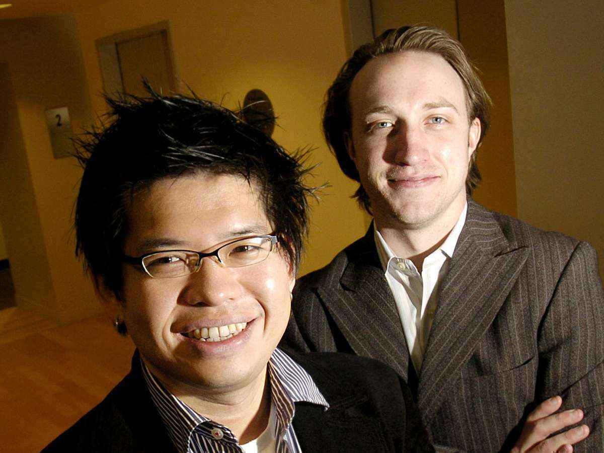 Steve Chen (esq.) e Chad Hurley (dir.), dois dos fundadores do YouTube