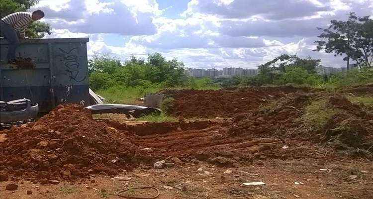 A invasão na área da QE 40, setor de Oficinas do Guará II, às margens da linha férrea