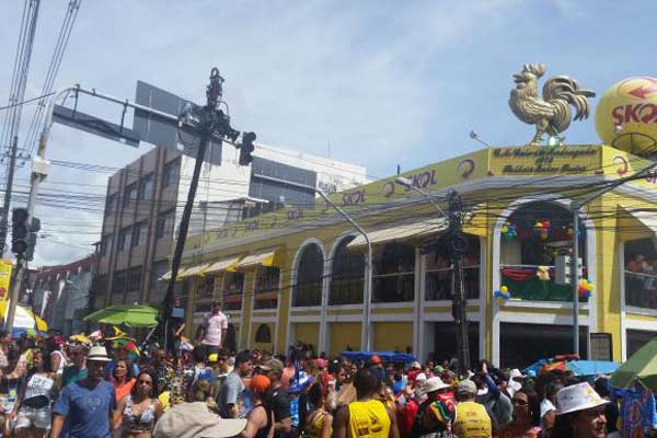 Foliões comemoram o Carnaval 2015 no Recife no bloco Galo da Madrugada