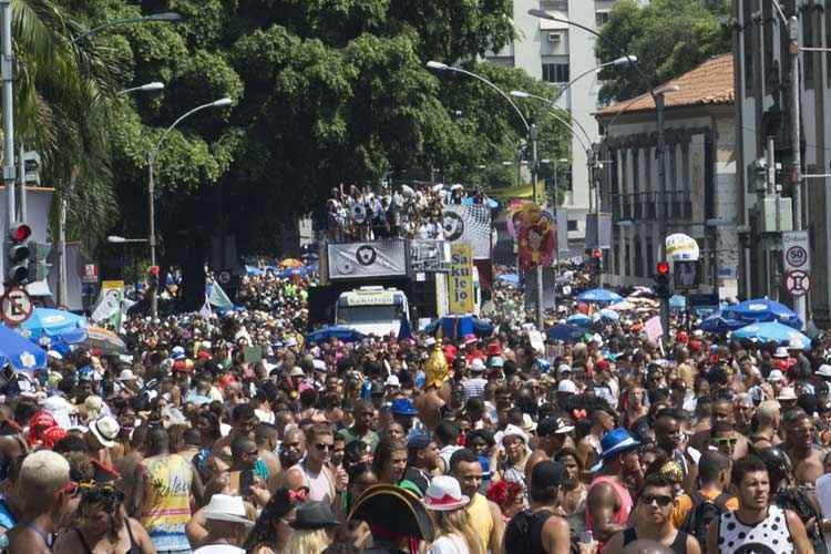 Foliões participam do bloco 