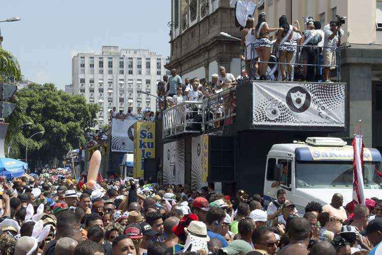 O primeiro dia de desfiles de blocos carnavalesco, no Rio, será encerrado por volta das 18h, com a Banda de Ipanema